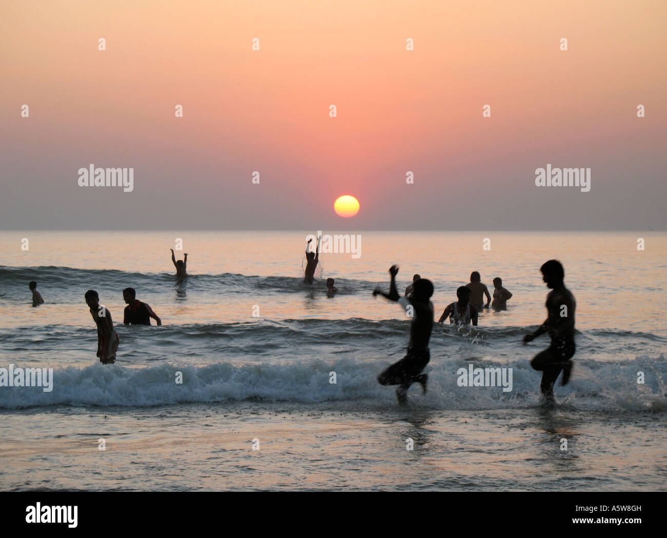 Indianer, die Schwimmen im Meer in Süd-Indien Gokarna bei Sonnenuntergang Stockfoto