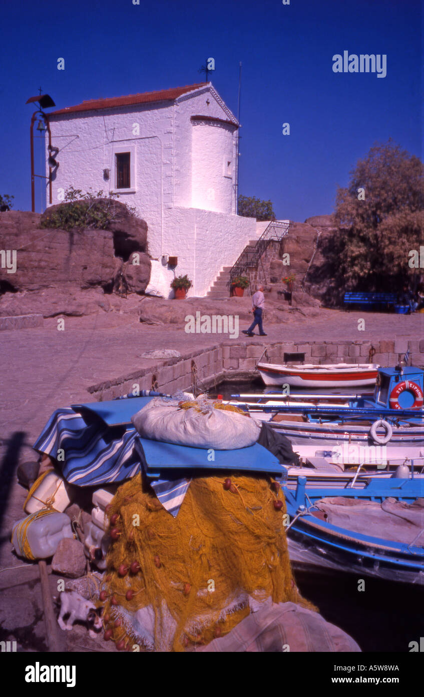 Griechenland Lesbos Skala Sykaminias Hafen und die Kirche von Panayia Gorgona Stockfoto