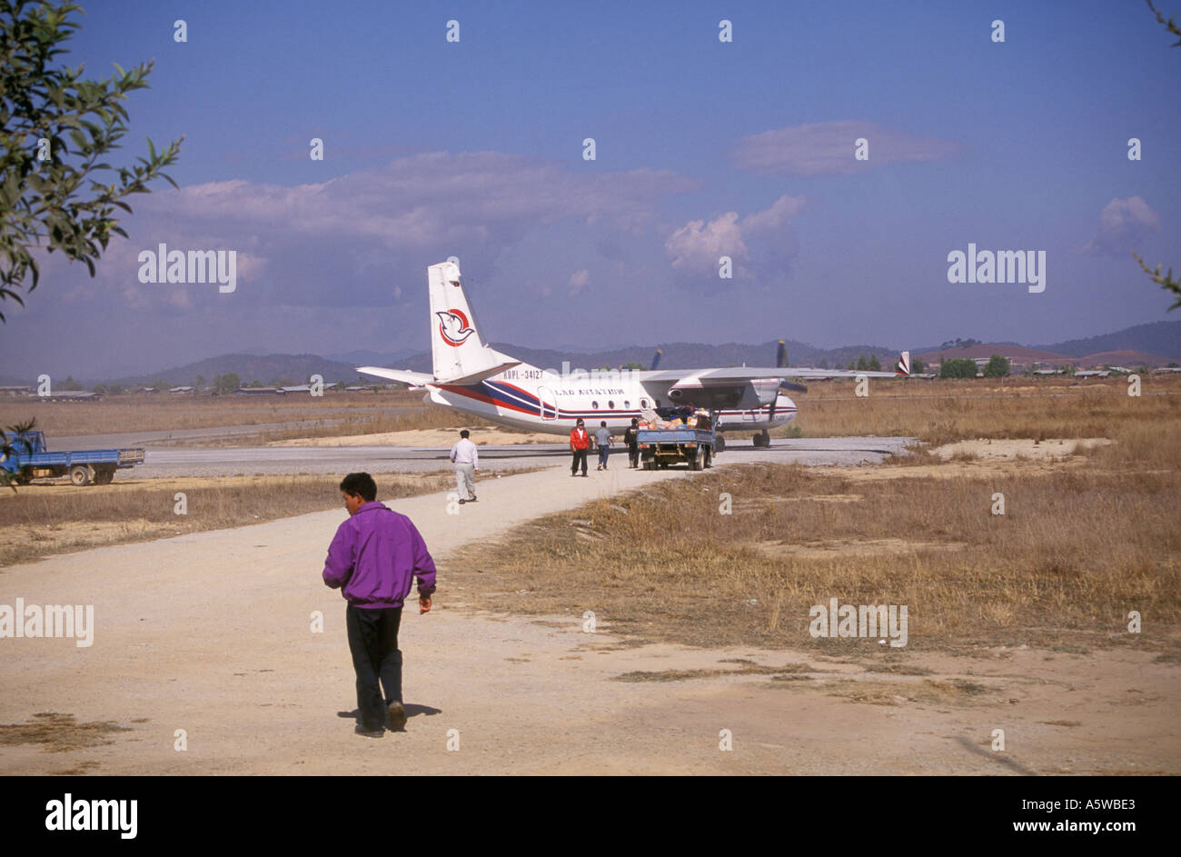 Laos Lao Aviation chinesischen Xian Y7 gebaut 100C Flugzeuge warten auf den Start-und Landebahn Stockfoto