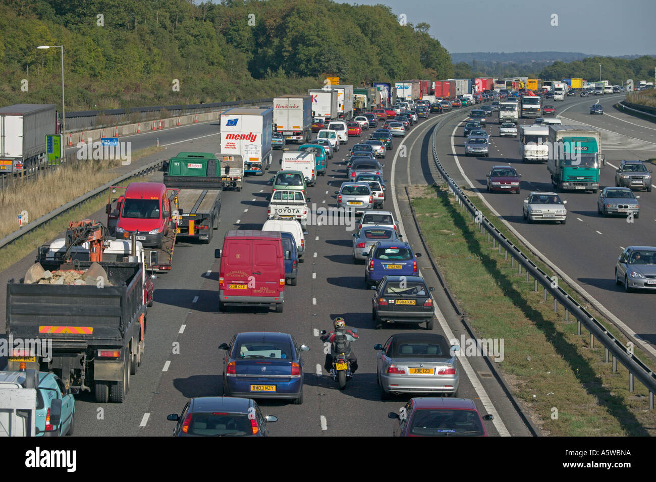 Stau auf der ostwärts Fahrbahn auf der Autobahn M25 im Vereinigten Königreich. Stockfoto