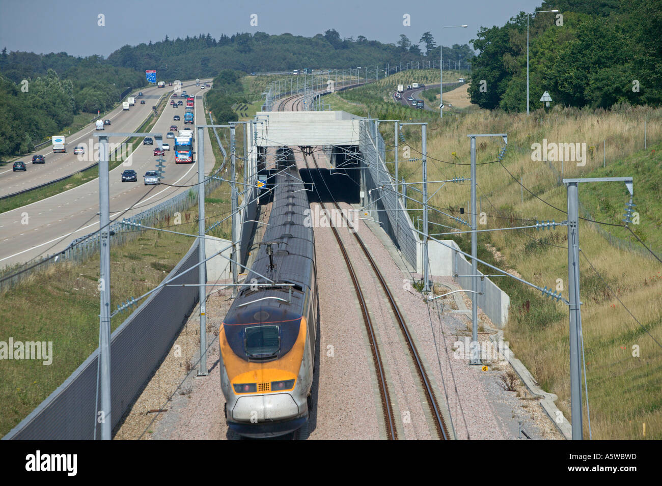 Eurostar-Zug, die auf der High Speed One - Channel Tunnel Rail Link - eingeklemmt zwischen der Autobahn M20 und A20 Trunk Road. Stockfoto