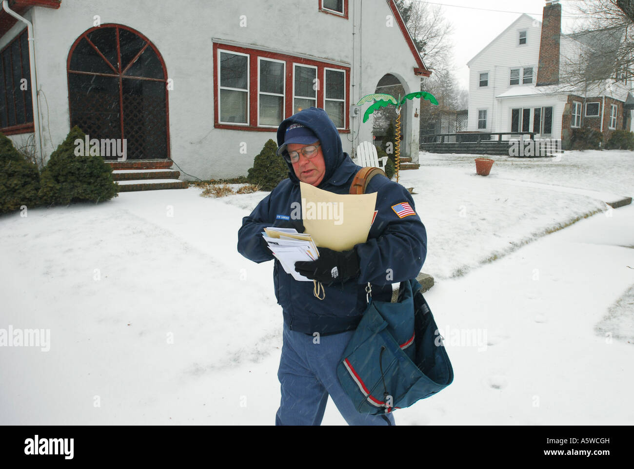 Ein Postbote liefert Post während eines Schneesturms in West Haven Connecticut USA Stockfoto