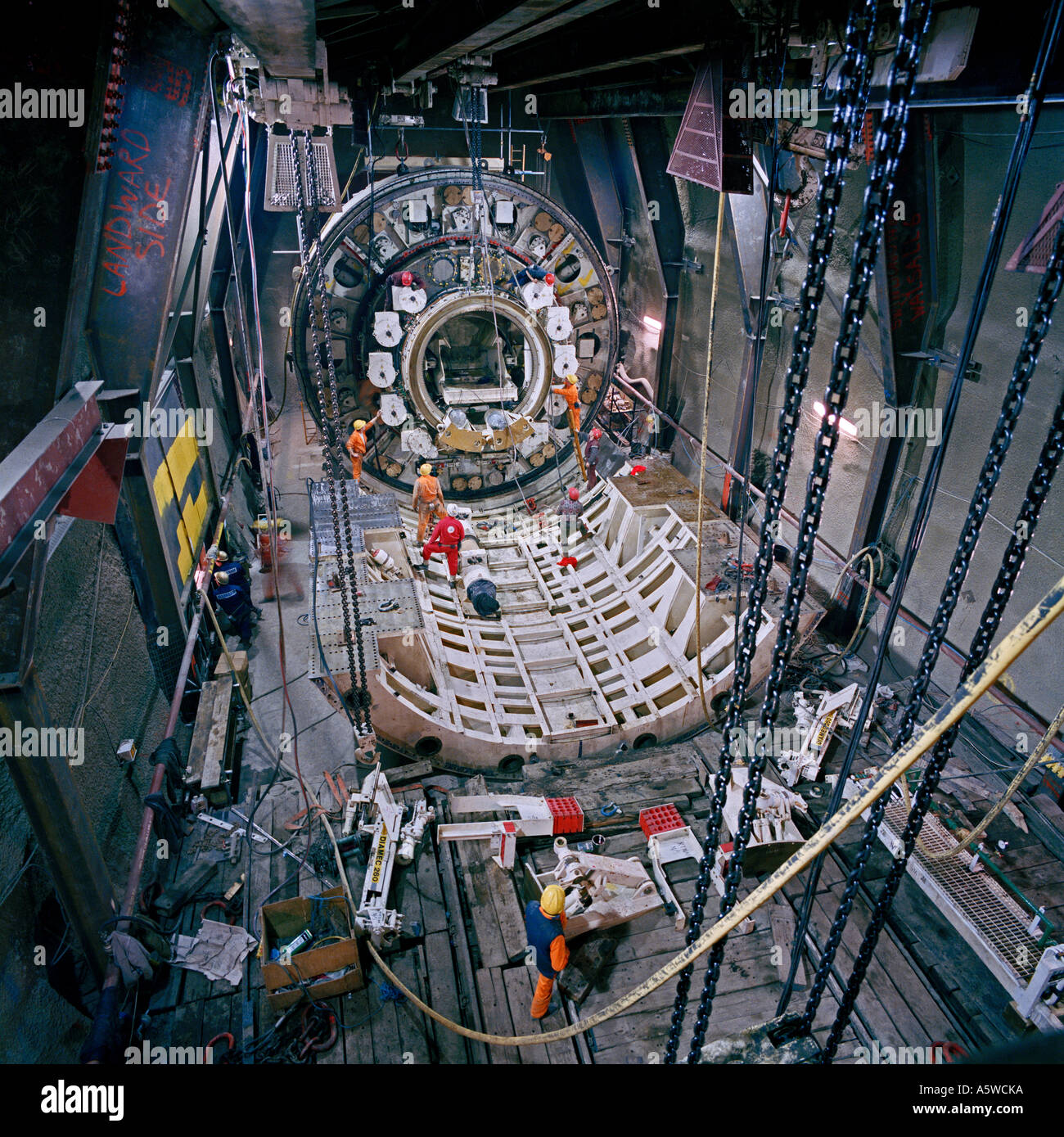 Unterirdische Montage der Ärmelkanal-Tunnel 8,36 m Boring Machine vor Beginn der Ausgrabung in Richtung Frankreich ein Eisenbahntunnel. Stockfoto