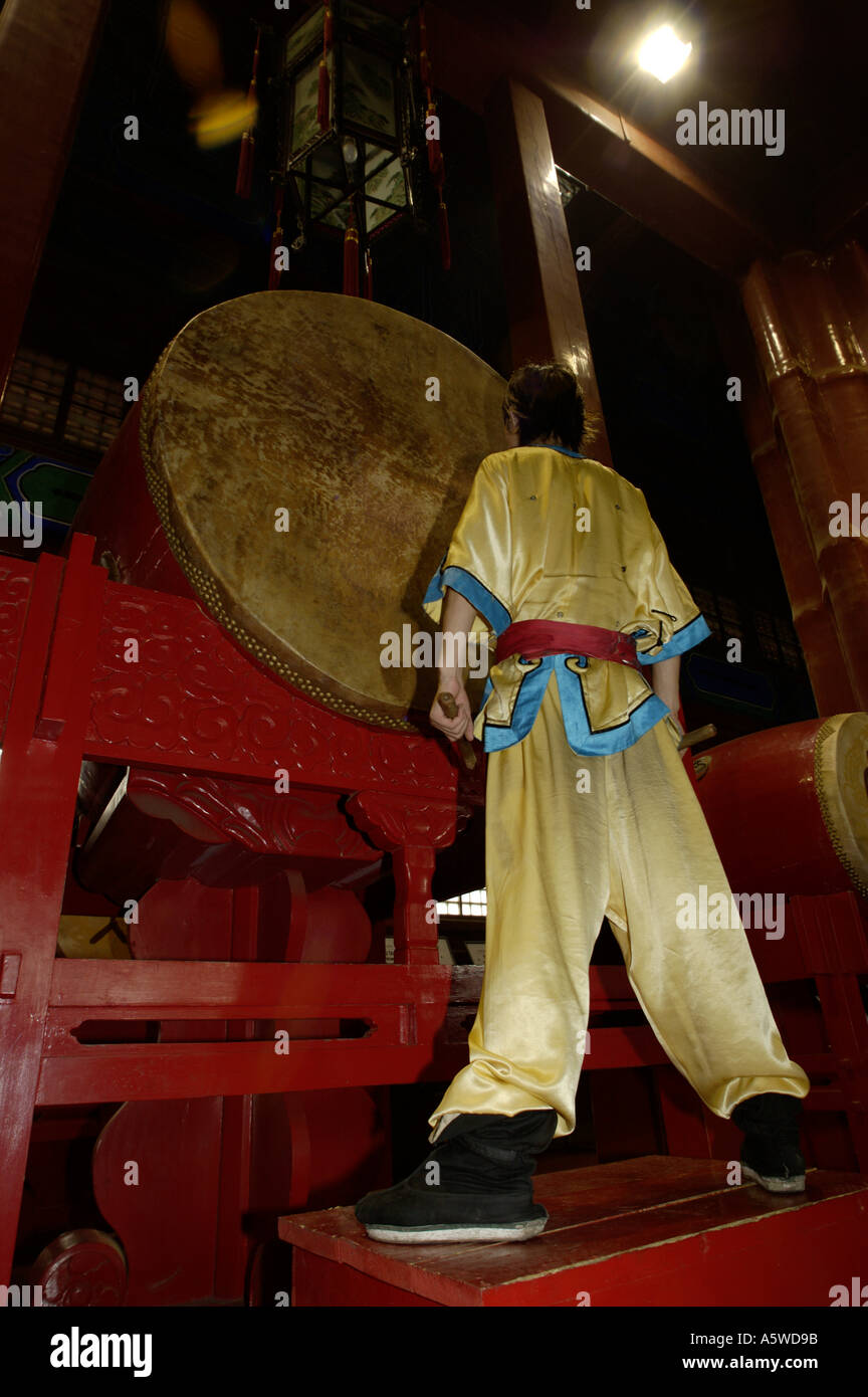 China Beijing eine chinesische Musiker eine Trommel Sitzung innen Drum Tower Denkmal Stockfoto