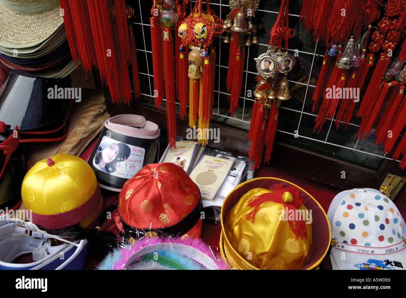 China Peking außen Behai Park-Stall von Souvenirs wie Kaiser Hüte Stockfoto
