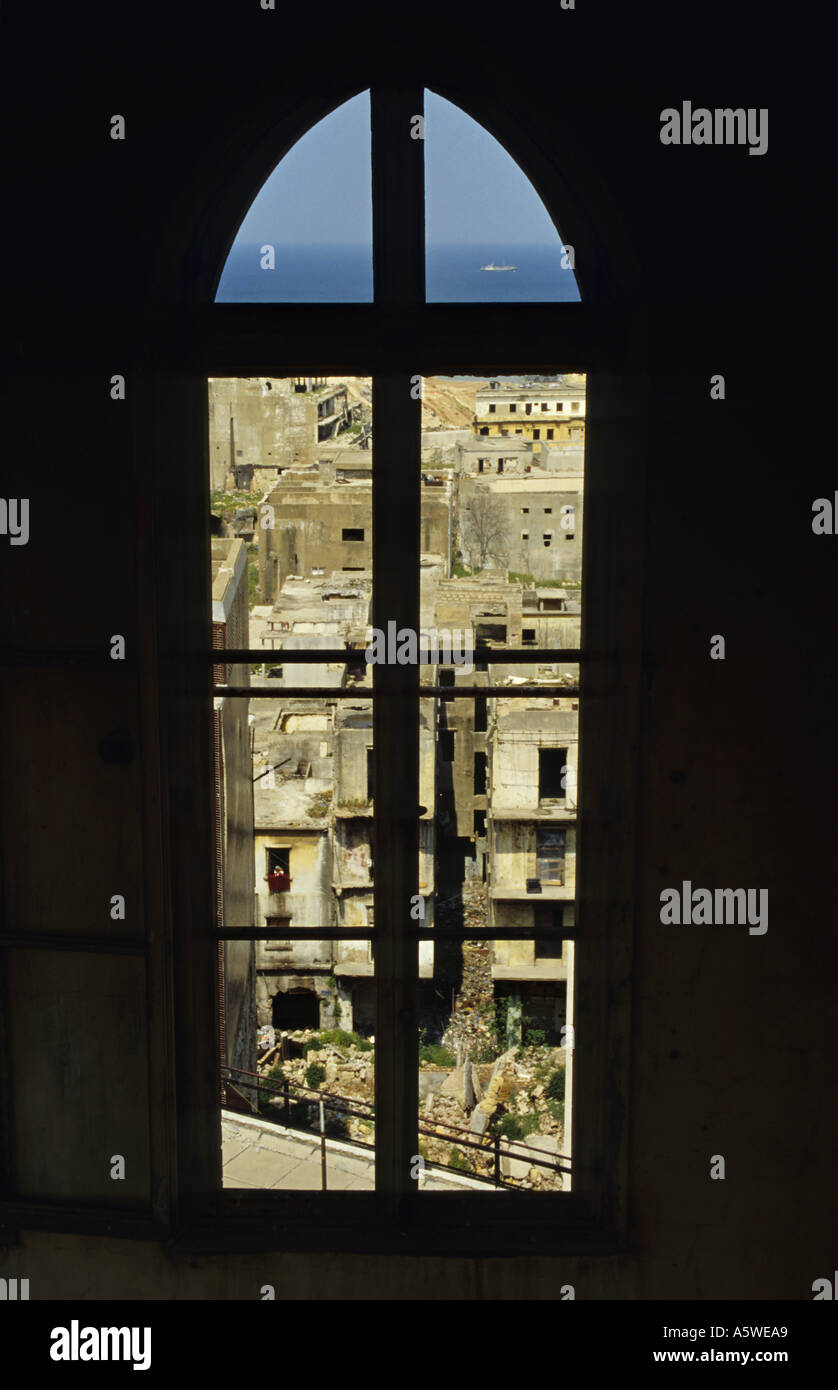 Libanon Beirut im April 1994 nach der bürgerlichen Krieg die Stadt aus einem Fenster der Kirche Saint Louis Stockfoto