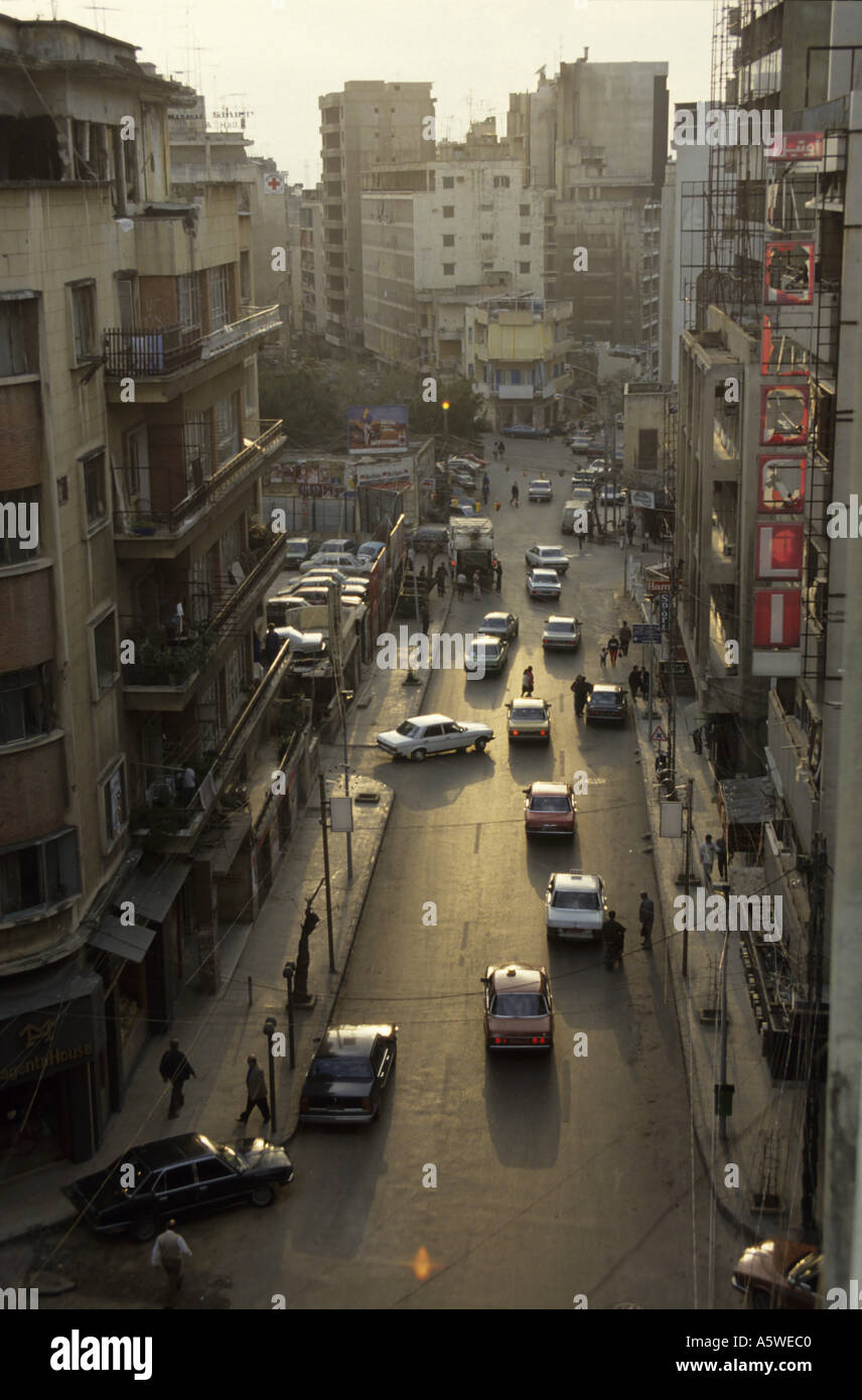 Libanon Beirut im April 1994 nach den Bürgerkrieg Verkehr auf Hamra Street Stockfoto