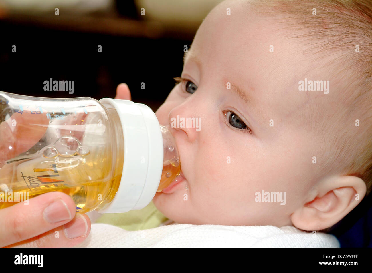 Ein 5 - Monate altes Baby Mädchen aus einer Flasche füttern. Stockfoto