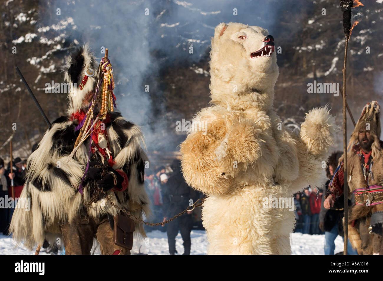 Erfassung von Karneval Tradition Telfer Schleicherlaufen trägt Telfs Tirol Österreich Stockfoto