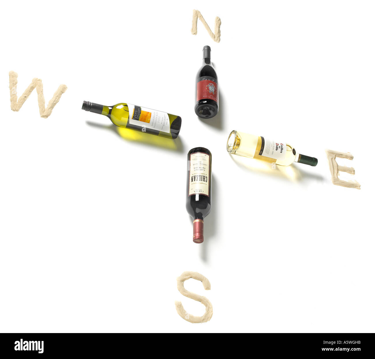 Vier Flaschen Wein zeigt Nord-Ost Süd-west Stockfoto