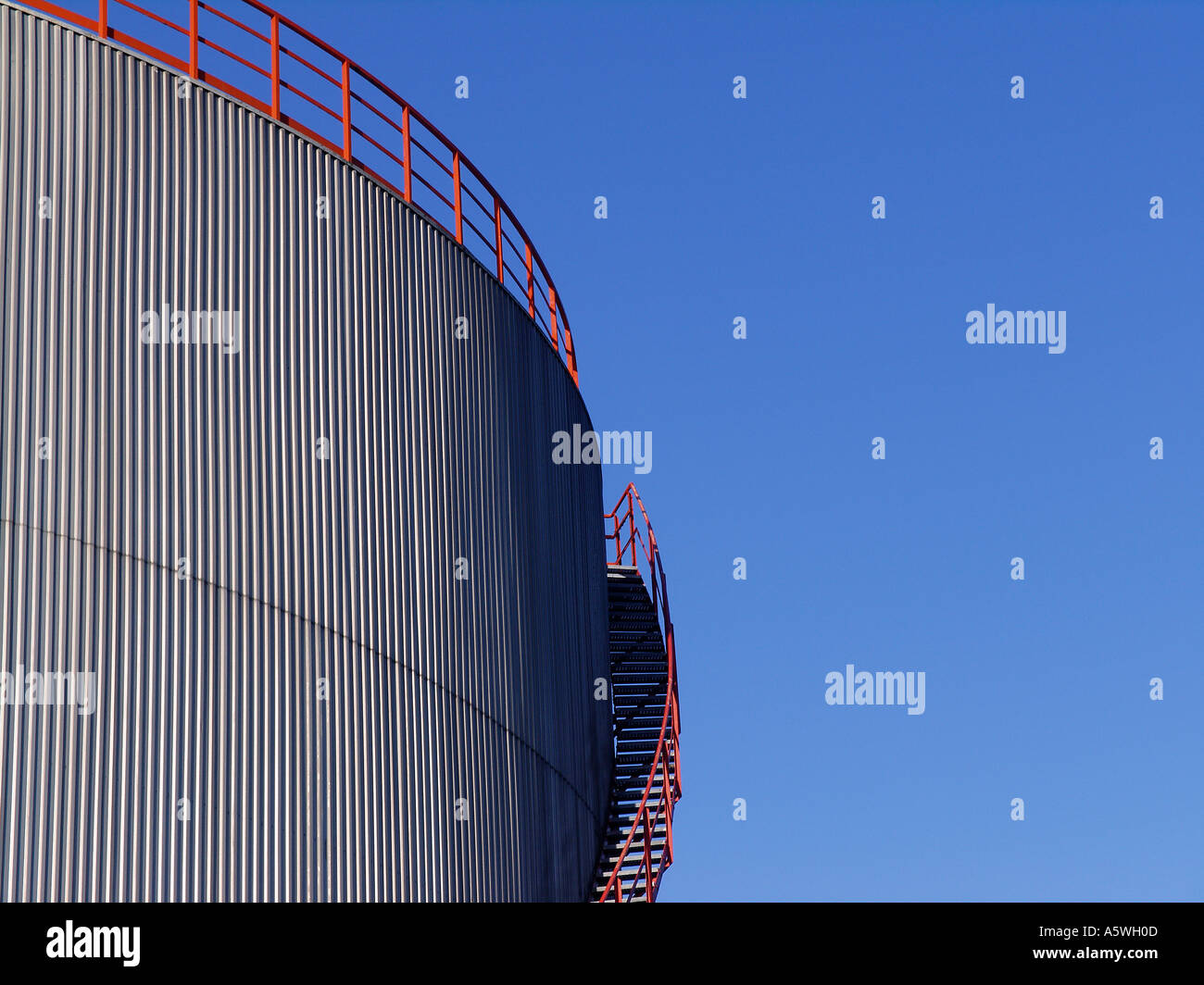 Benzin-Öl-Treibstoffbehälter mit roten Treppe Stockfoto