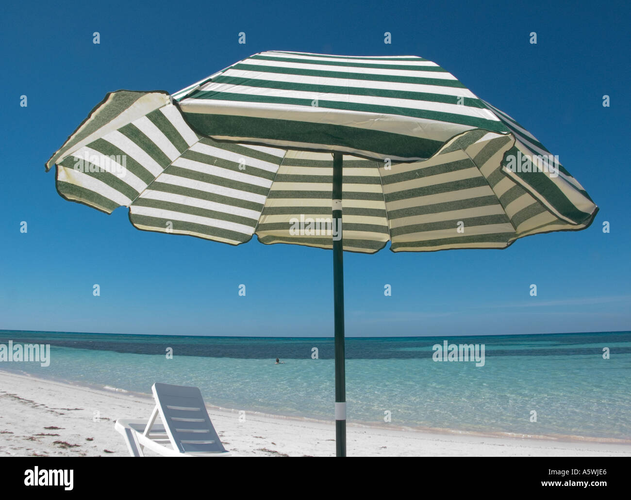 Kuba-Playa Giron mit Sonnenschirm Stockfoto