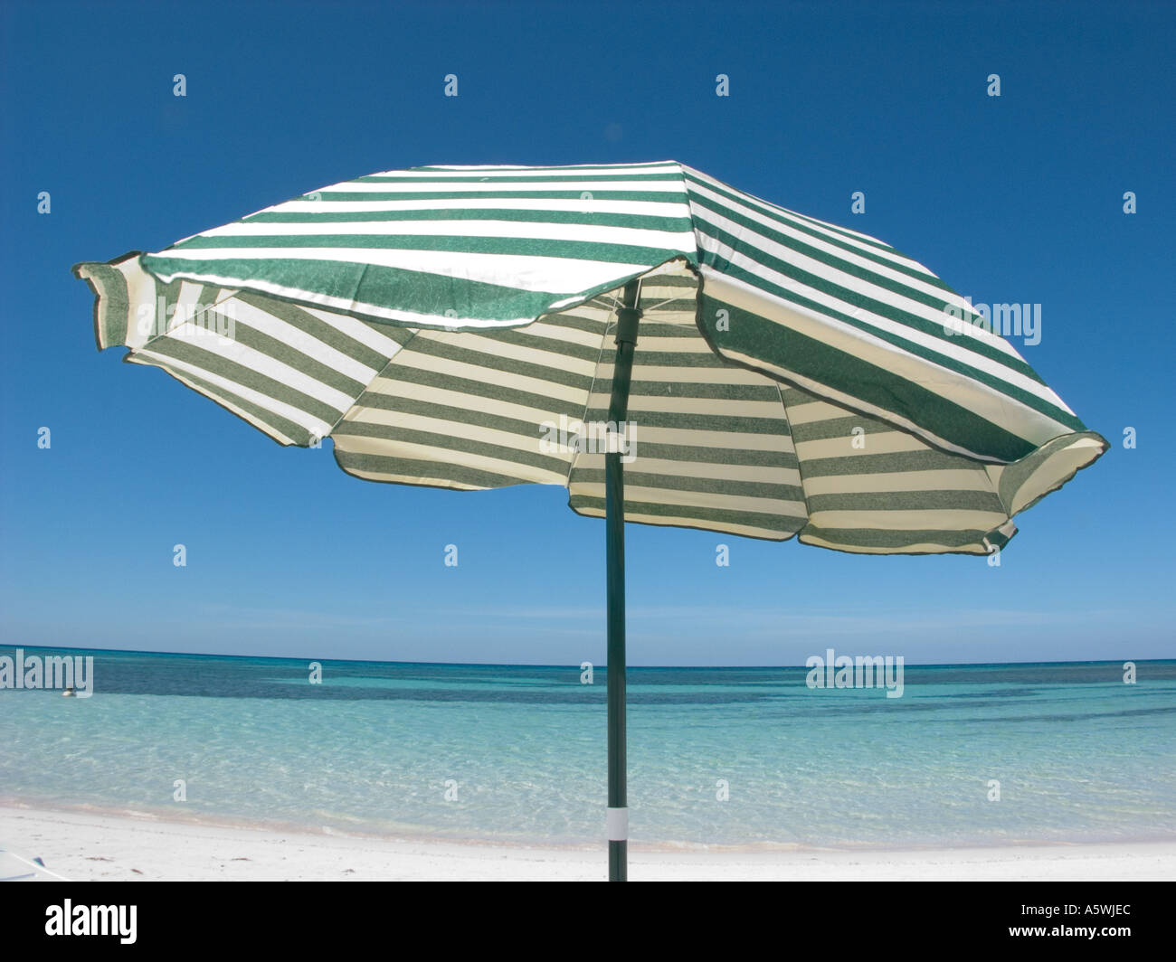 Kuba westlichen Kuba Playa Giron Sonnenschirm am Strand und den Atlantischen Ozean Stockfoto