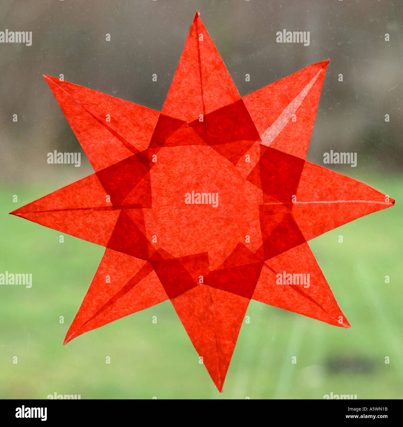 Kinder basteln weihnachten -Fotos und -Bildmaterial in hoher Auflösung