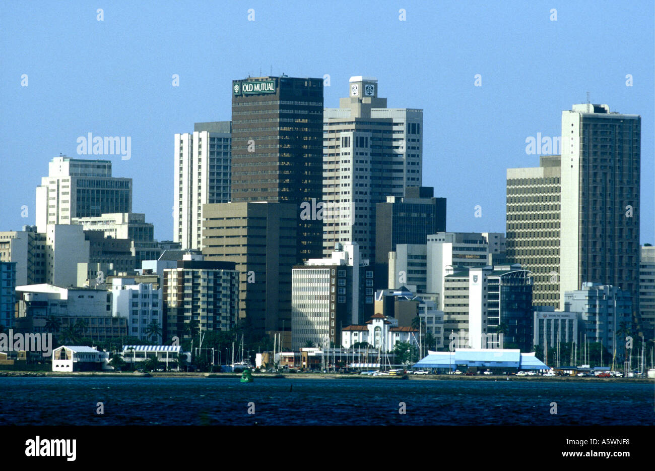 Skyline der Stadt Durban gesehen vom Hafen KwaZulu Natal in Südafrika Stockfoto
