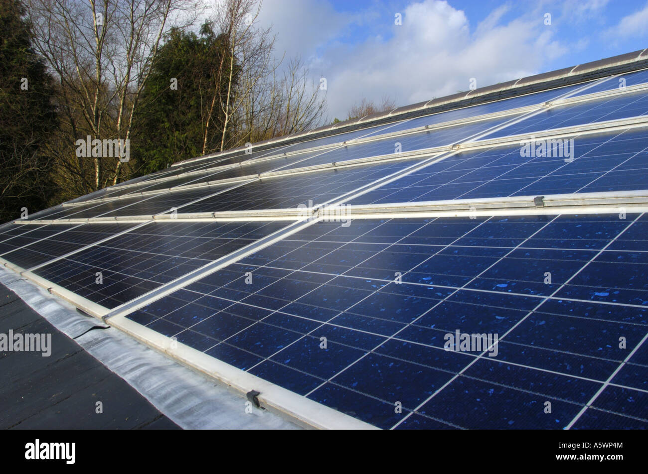 Solar Photovoltaik-Panels auf einem Haus Dach in East Devon England Stockfoto