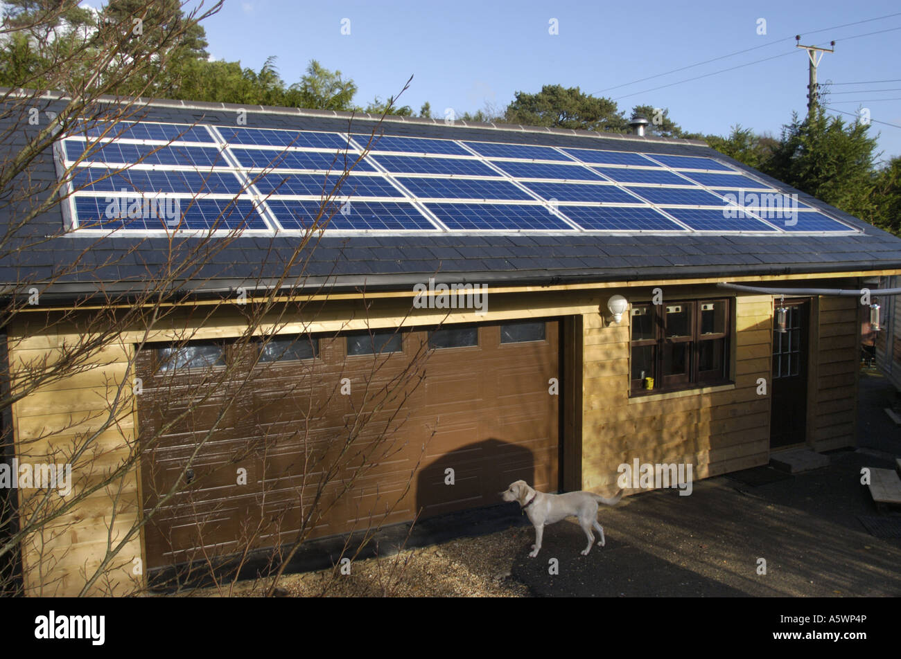 Solar Photovoltaik-Panels auf einem Haus Dach in East Devon England Stockfoto