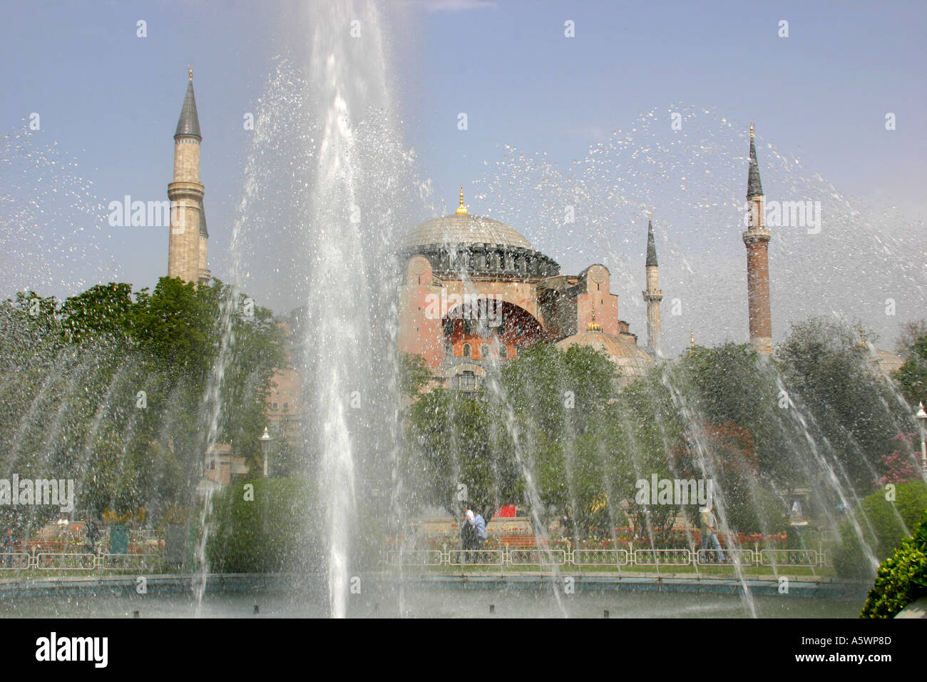 Aya Sofya versteckt hinter dem Springbrunnen im Teich Istanbul Stockfoto