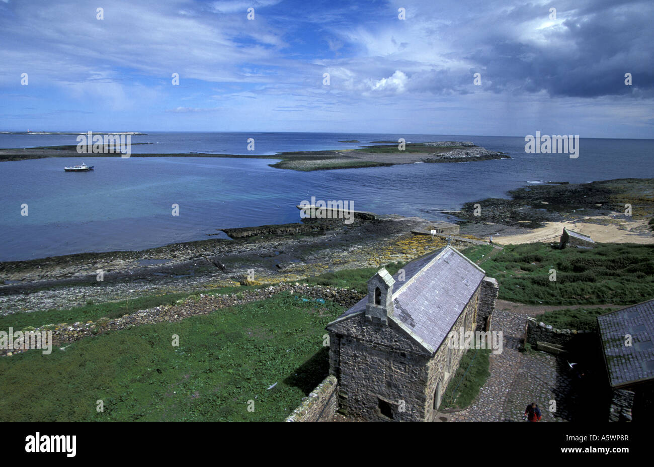 Die Aussicht vom inneren Farne Inseln mit Blick auf äußere Farne mit der Kirche in Forground Northumberland england Stockfoto