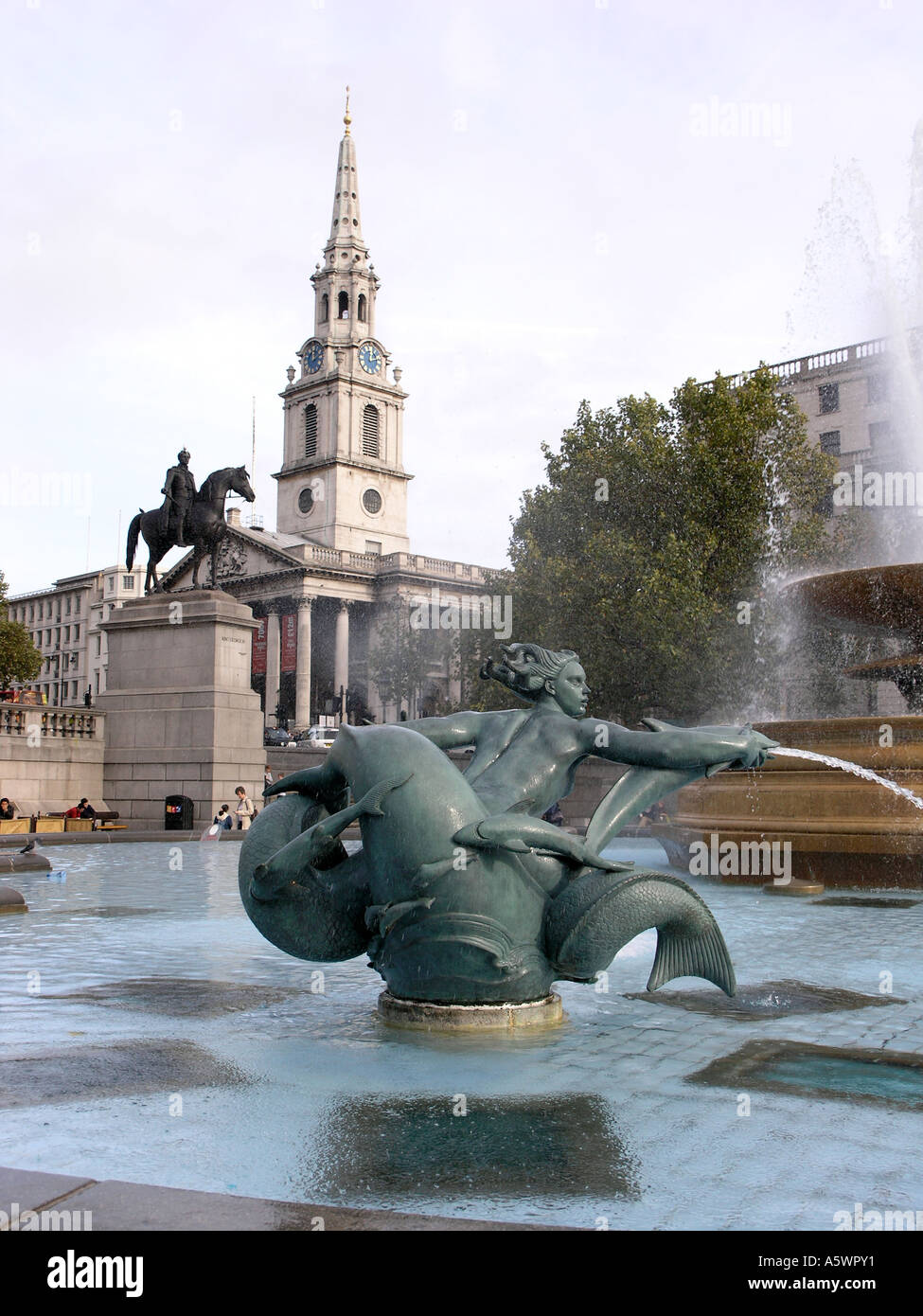 Brunnen und Statue in Trafalgar Square und St. Martins im Bereich Kirche London England Stockfoto