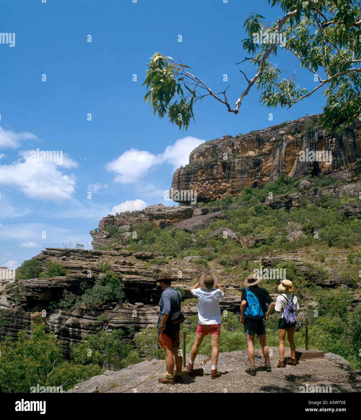 Wanderer am Nourlangie Rock, Kakadu-Nationalpark, Northern Territory, Australien - Speicherort für "Crocodile Dundee" Film Stockfoto