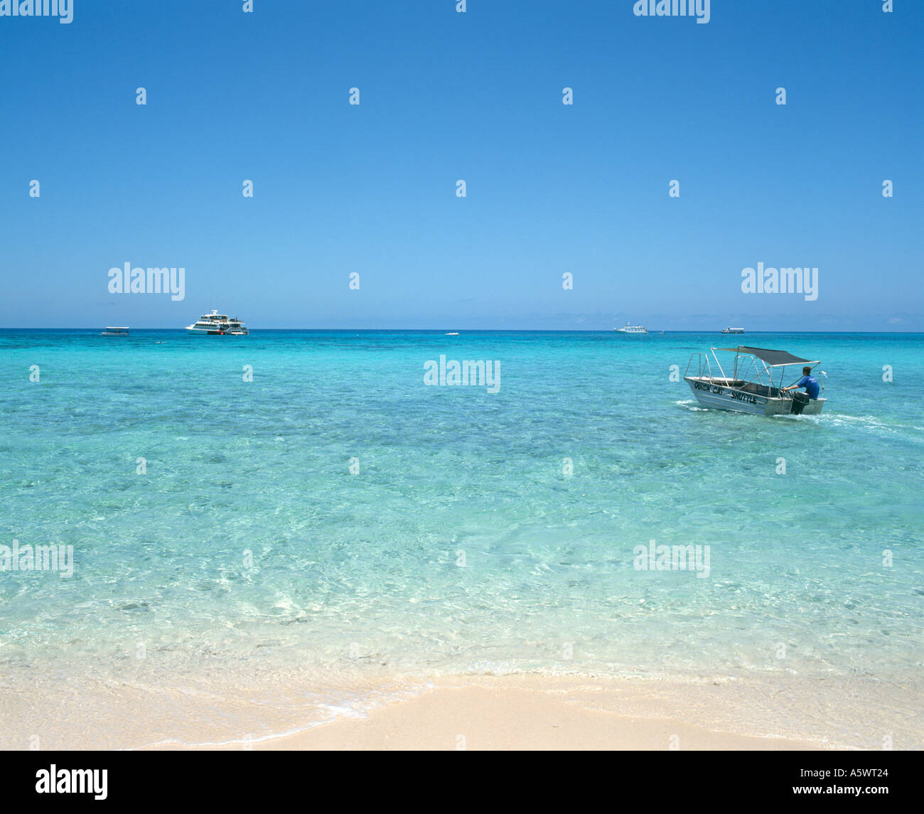 Sandbank mit Shuttle-Boot ausgehen zu Ausflug Katamaran, Great Barrier Reef, Cairns, Nord-Queensland, Australien Stockfoto