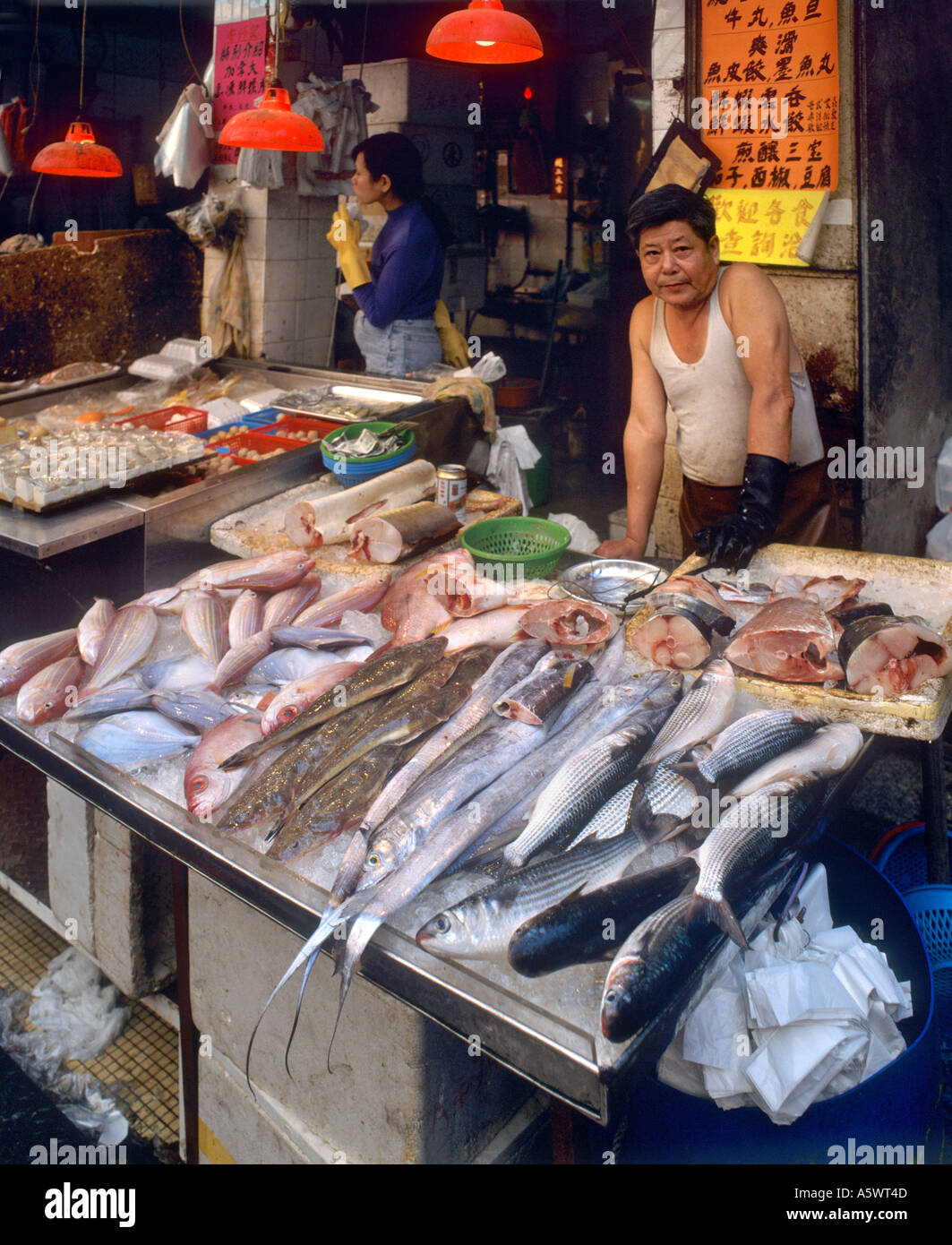 Chinesische Fischhändler auf dem Markt in Wanchai, Hong Kong Island, Hongkong, aufgenommen im Jahr 1992 Stockfoto