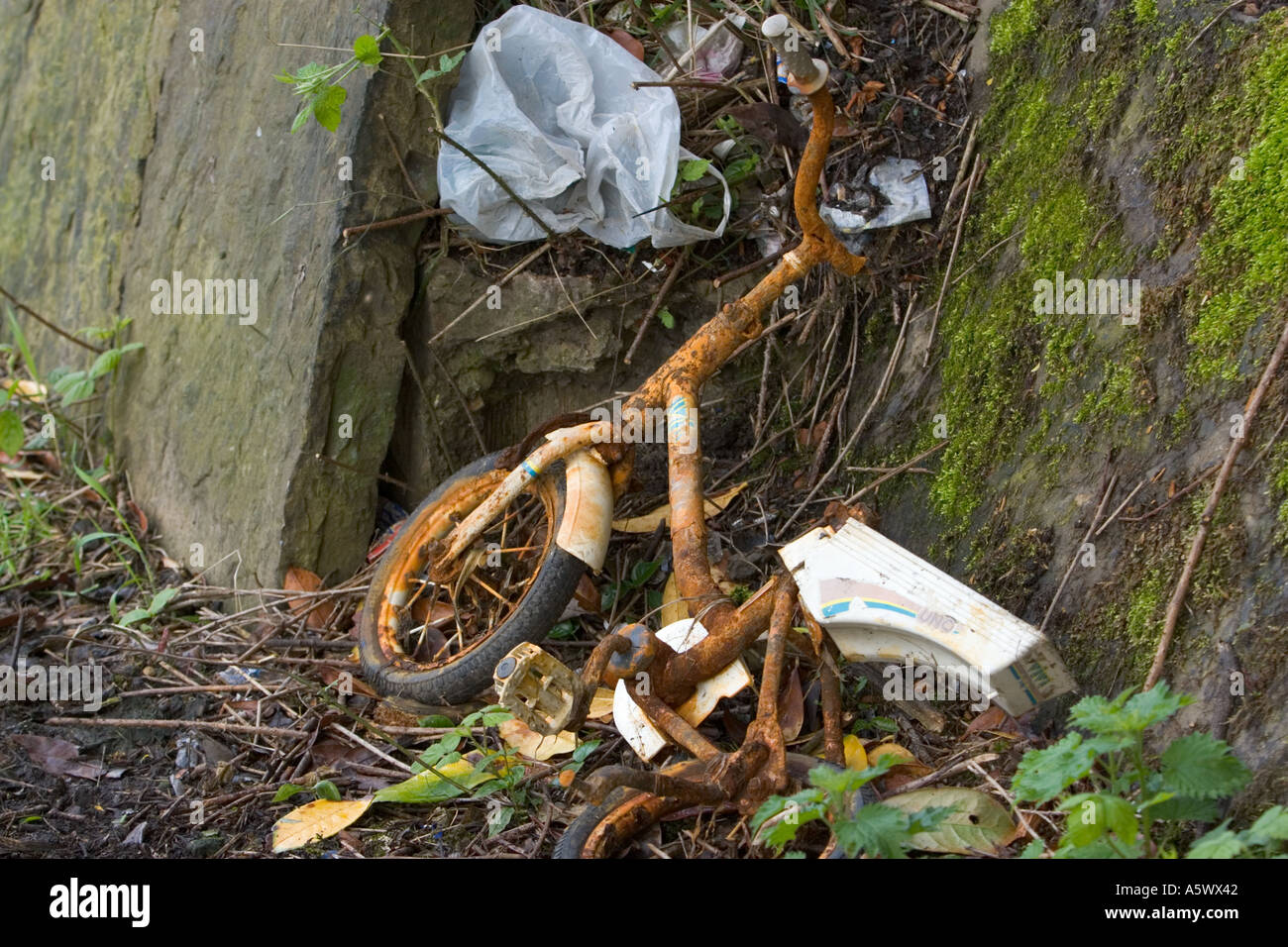 Verrostetes Fahrrad und Plastiktüte auf dem Kanal-Treidelpfad weggeworfen In radcliffe Bury lancashire uk Stockfoto