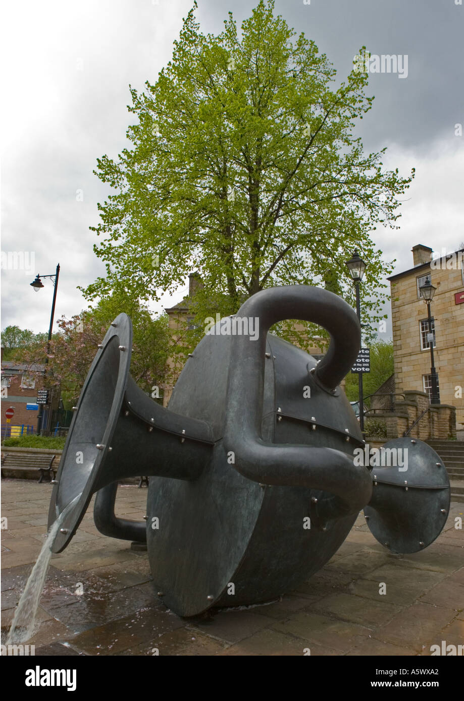 Gekippte Vase Metallskulptur von Edward Allington auf der Irwell Skulpturenpfad am Marktplatz Ramsbottom Lancashire uk Stockfoto