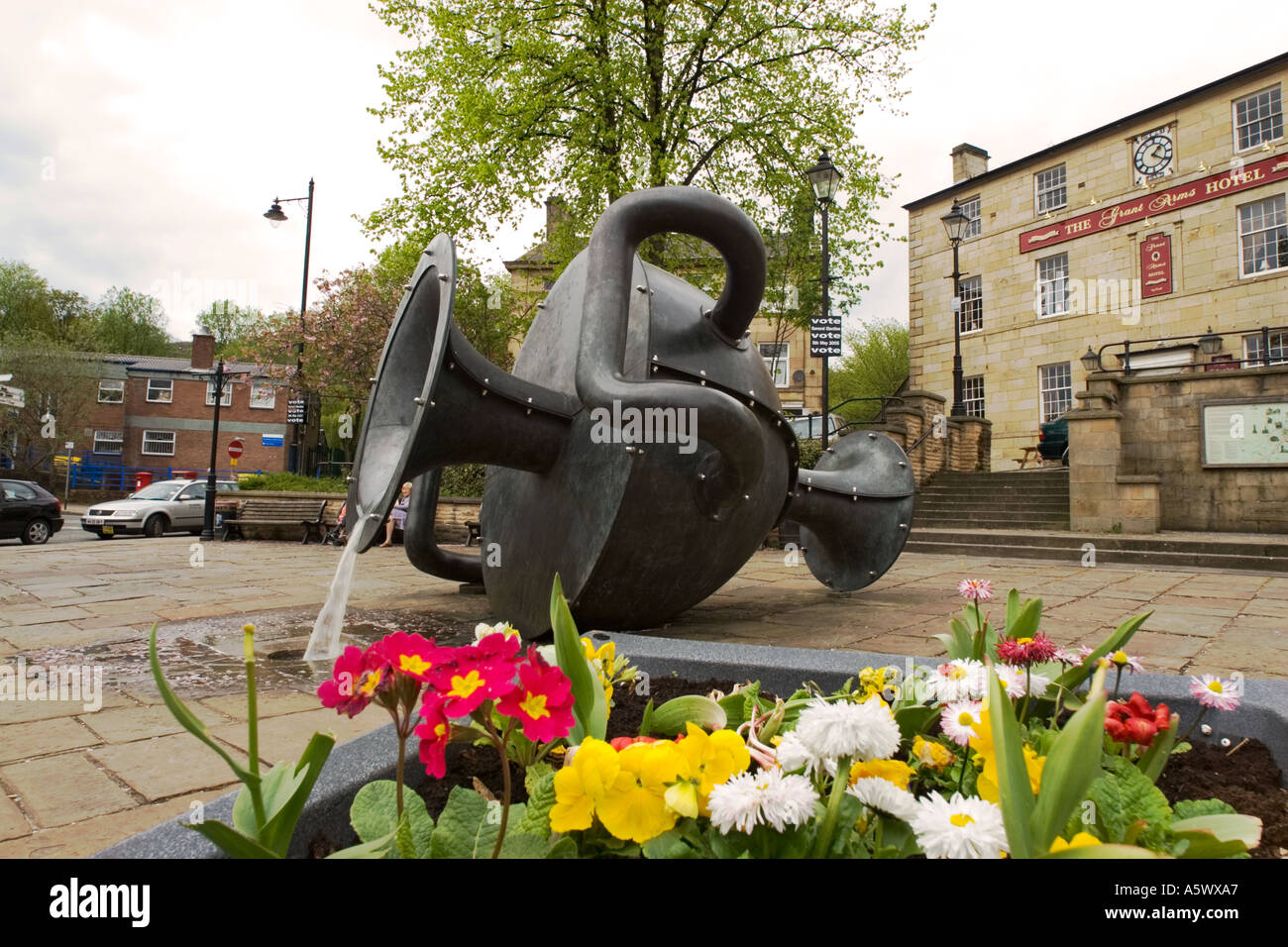 Edward Allingtons geneigte Vase Metallskulptur mit fließendem Wasser Der Marktplatz ramsbottom lancashire uk Stockfoto