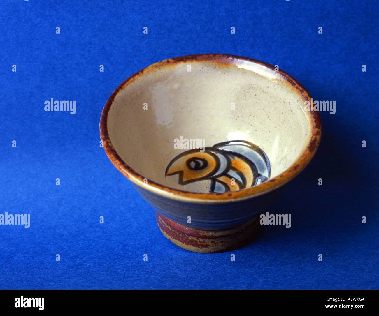 Verglaste Schälchen Okinawan klassisch mit Fisch-design Stockfoto