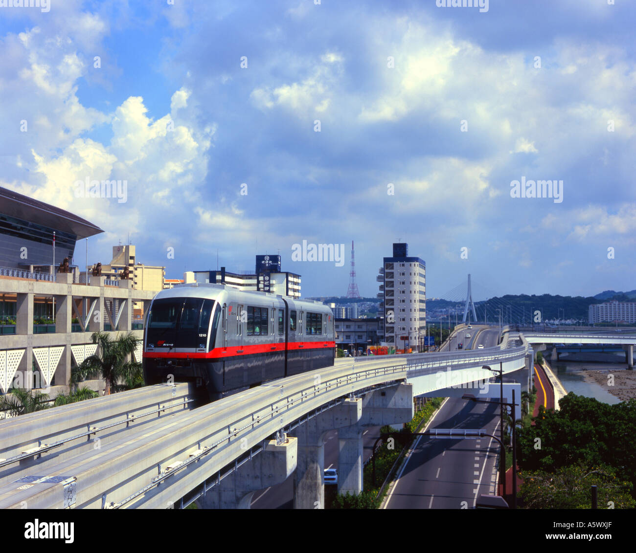 Die Monorail in Stadt Naha, Okinawa, Japan Flughafen, Stadtzentrum
