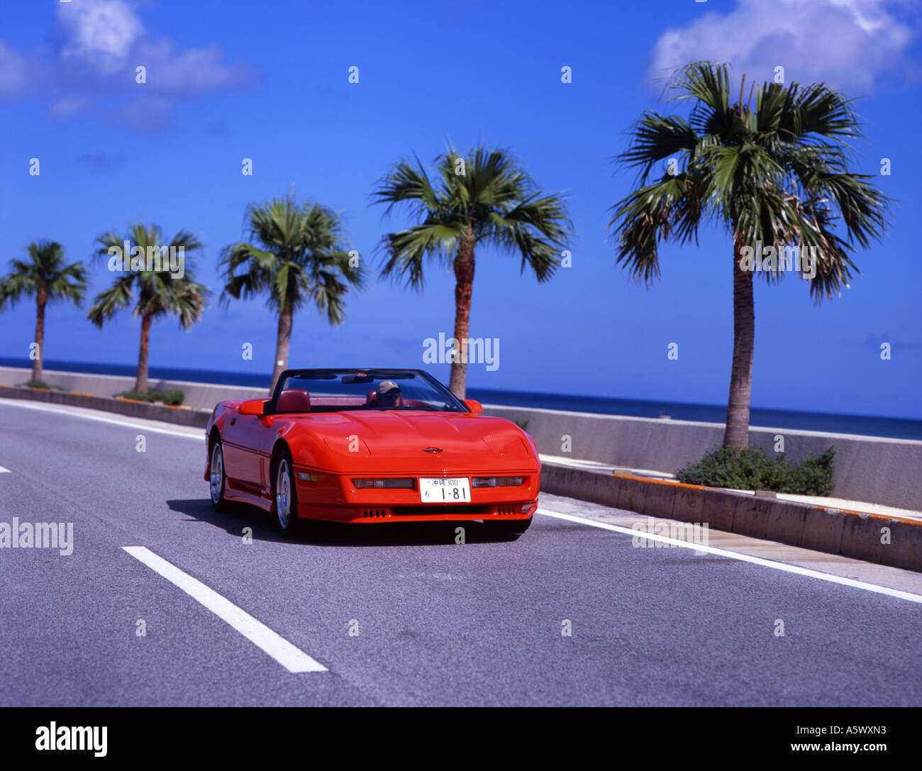 1990-Corvette Kreuzfahrt entlang Highway 58 in Okinawa, Japan Stockfoto