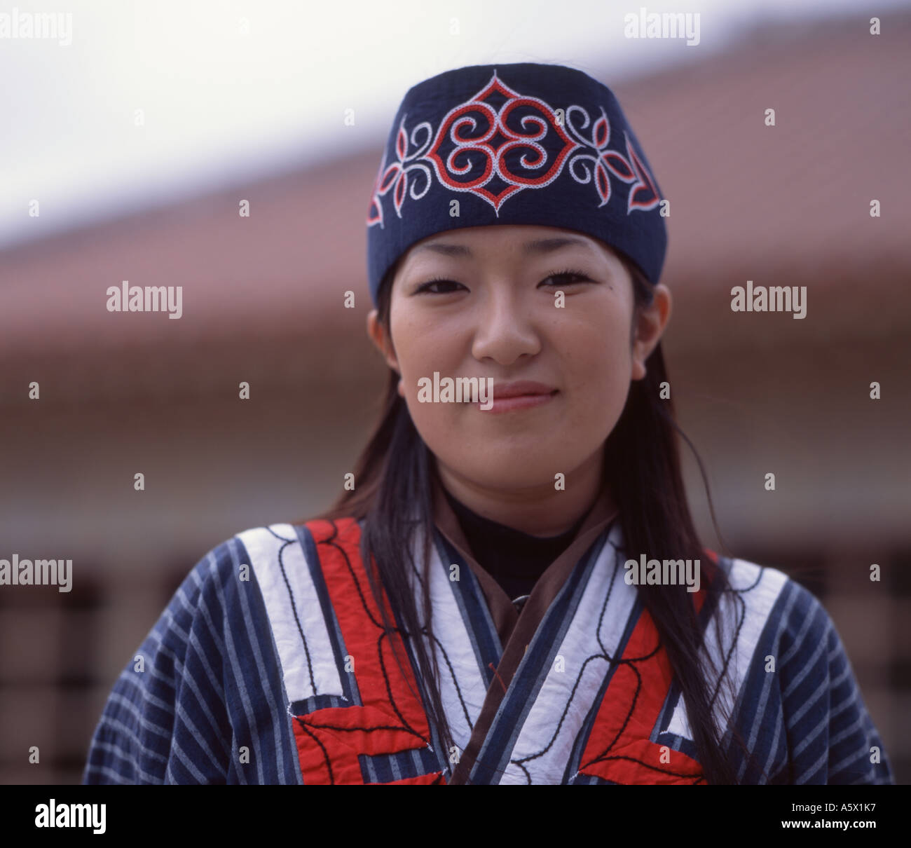 Ainu-Mädchen - Ainu sind die Ureinwohner von Hokkaido, der nördlichsten Insel Japans. Stockfoto