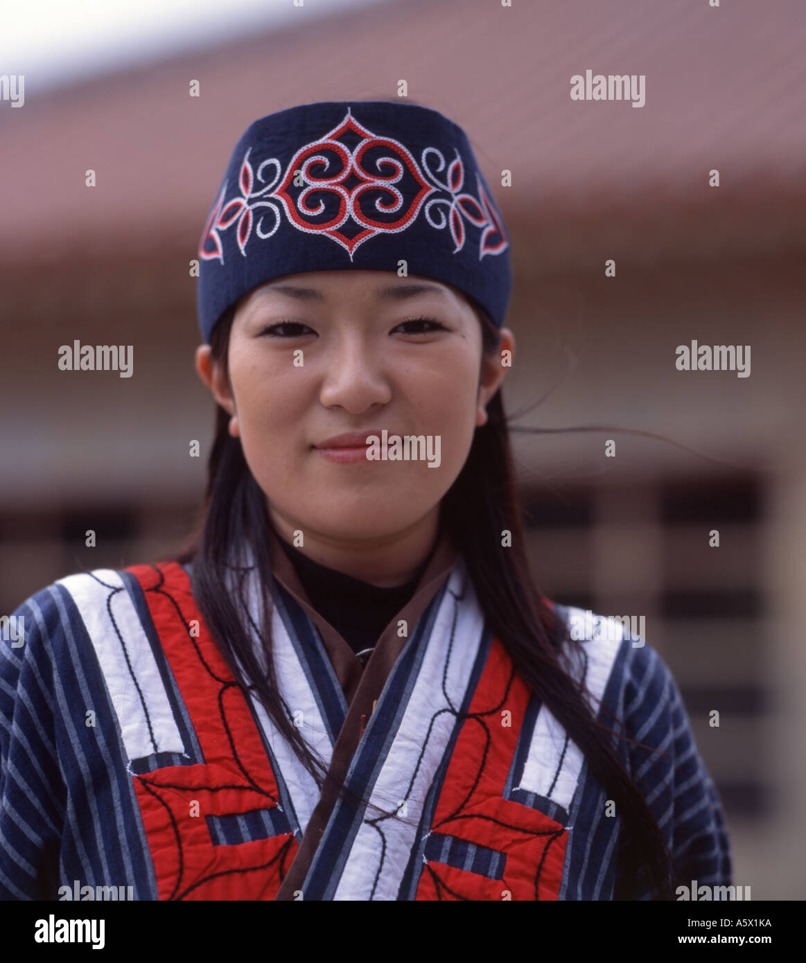 Ainu-Mädchen - Ainu sind die Ureinwohner von Hokkaido, der nördlichsten Insel Japans. Stockfoto