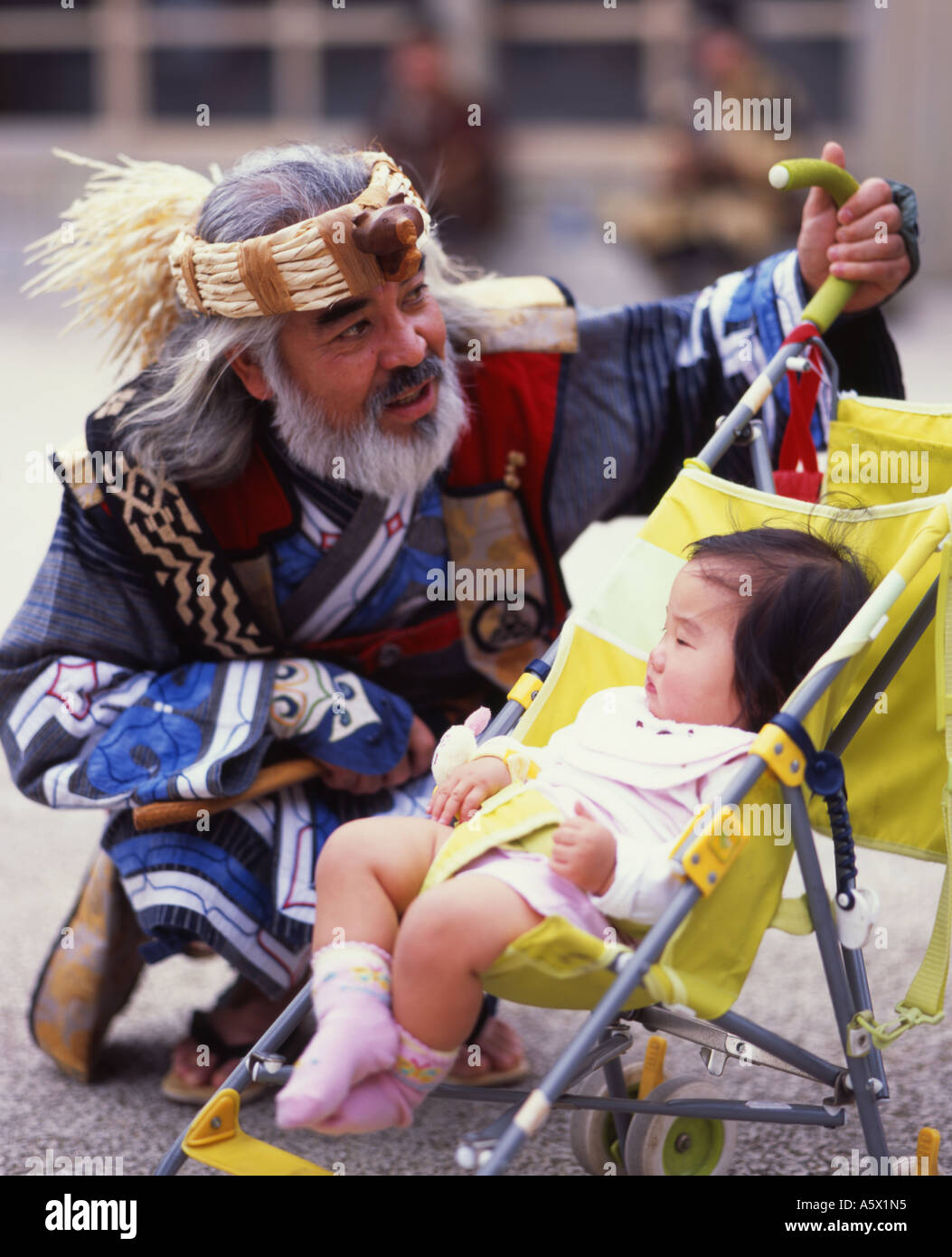 Ainu Mann und Baby - Ainu sind die Ureinwohner von Hokkaido, der nördlichsten Insel Japans. Stockfoto