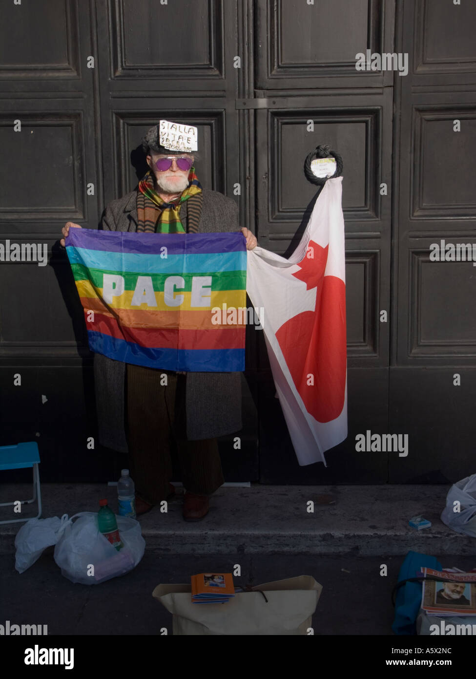 Obdachlose stehend ein Frieden Flagge in Rom Stockfoto