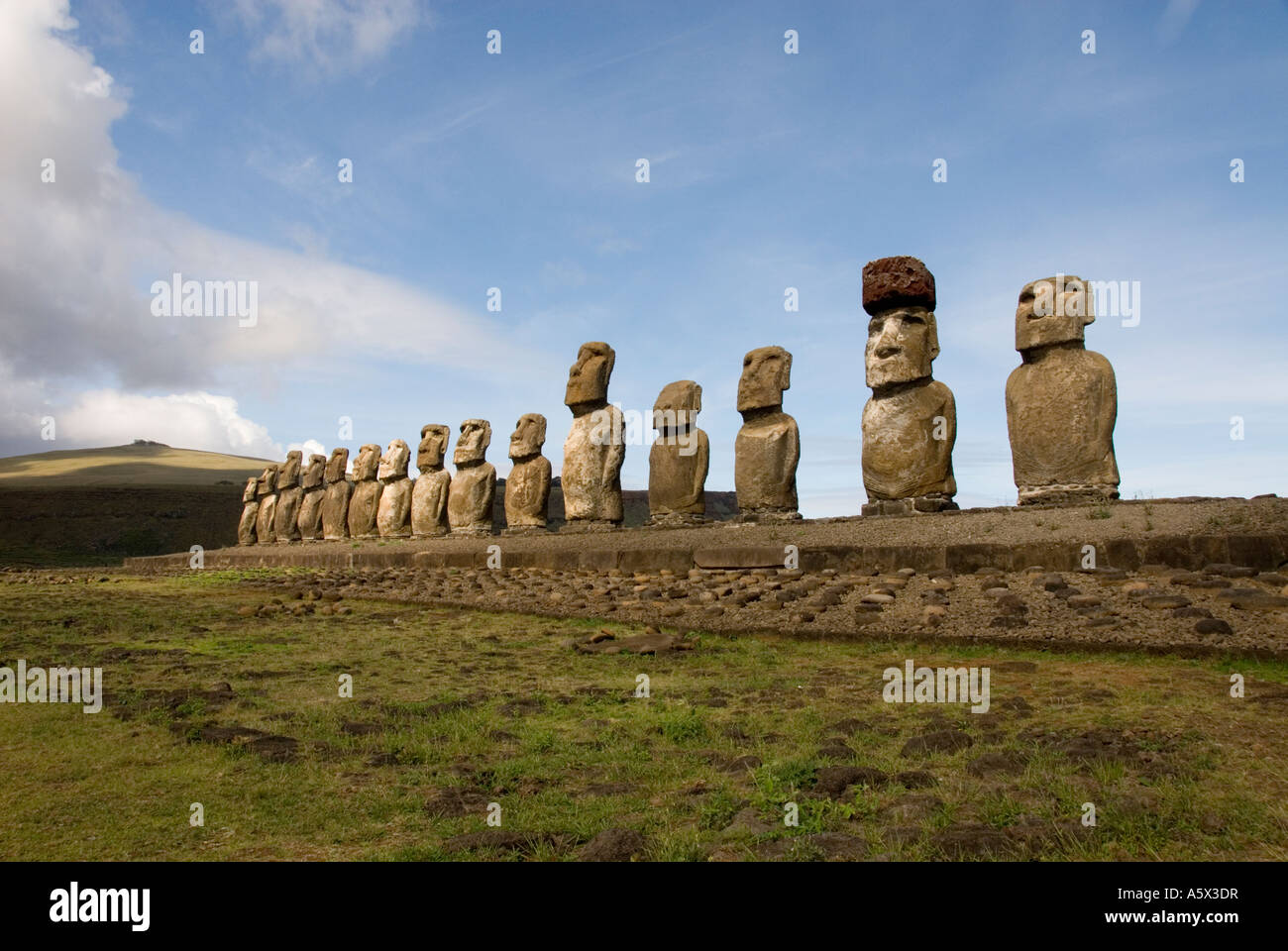 Chile-Osterinsel 15 Statuen oder Moai auf einer Plattform oder Ahu am Ahu Tongariki Steinbruch Rano Raraku Stockfoto