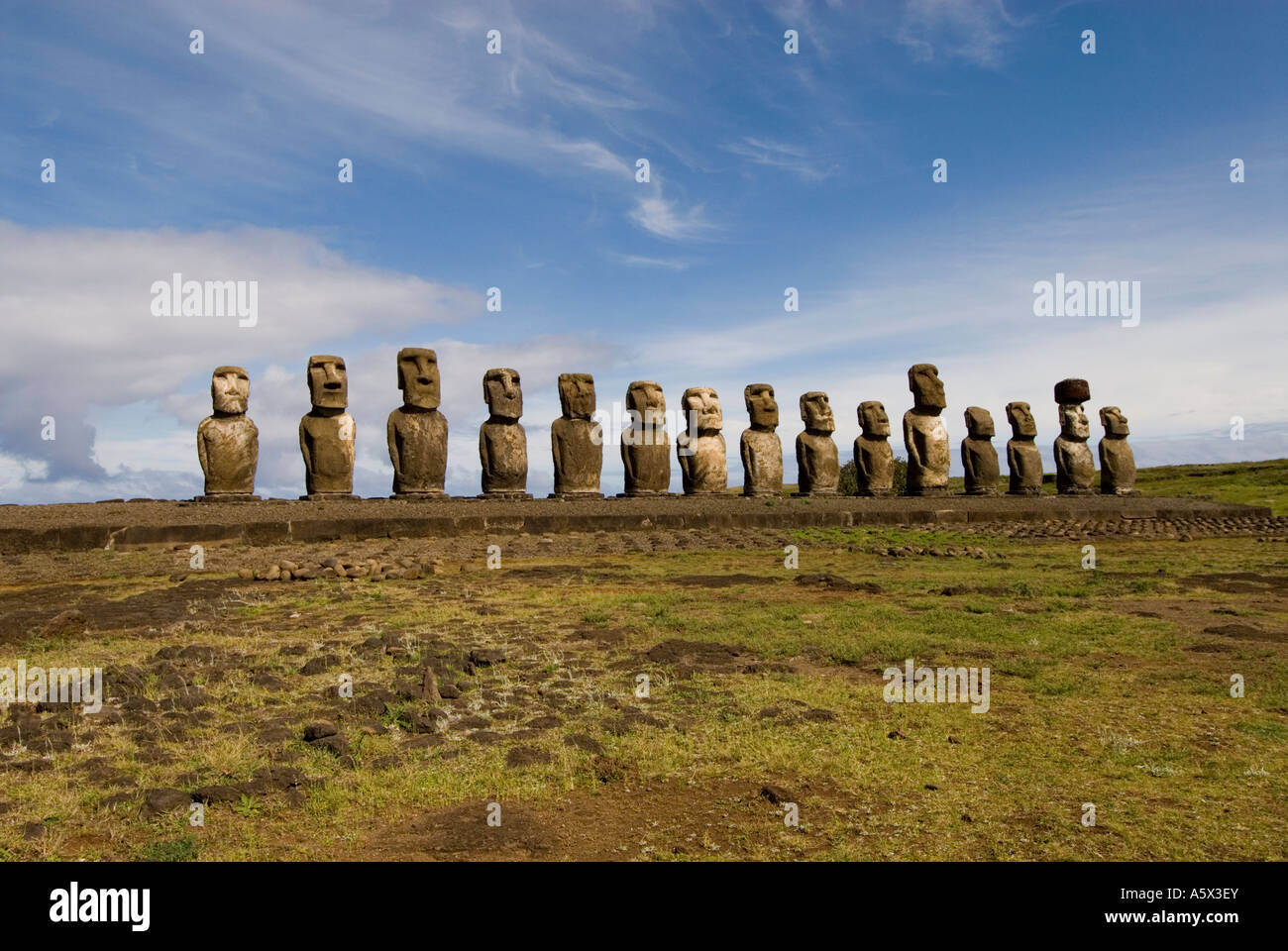 Chile-Osterinsel-Array von 15 Statuen oder Moai auf einer Plattform oder Ahu am Ahu Tongariki Steinbruch Rano Raruku Stockfoto