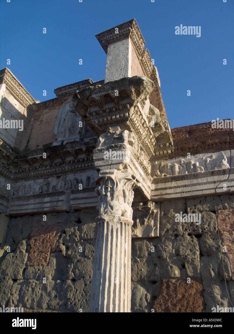 Korinthische Kapitell, Mars Templum, Detail vom Imperial Fori Romani, Rom Stockfoto