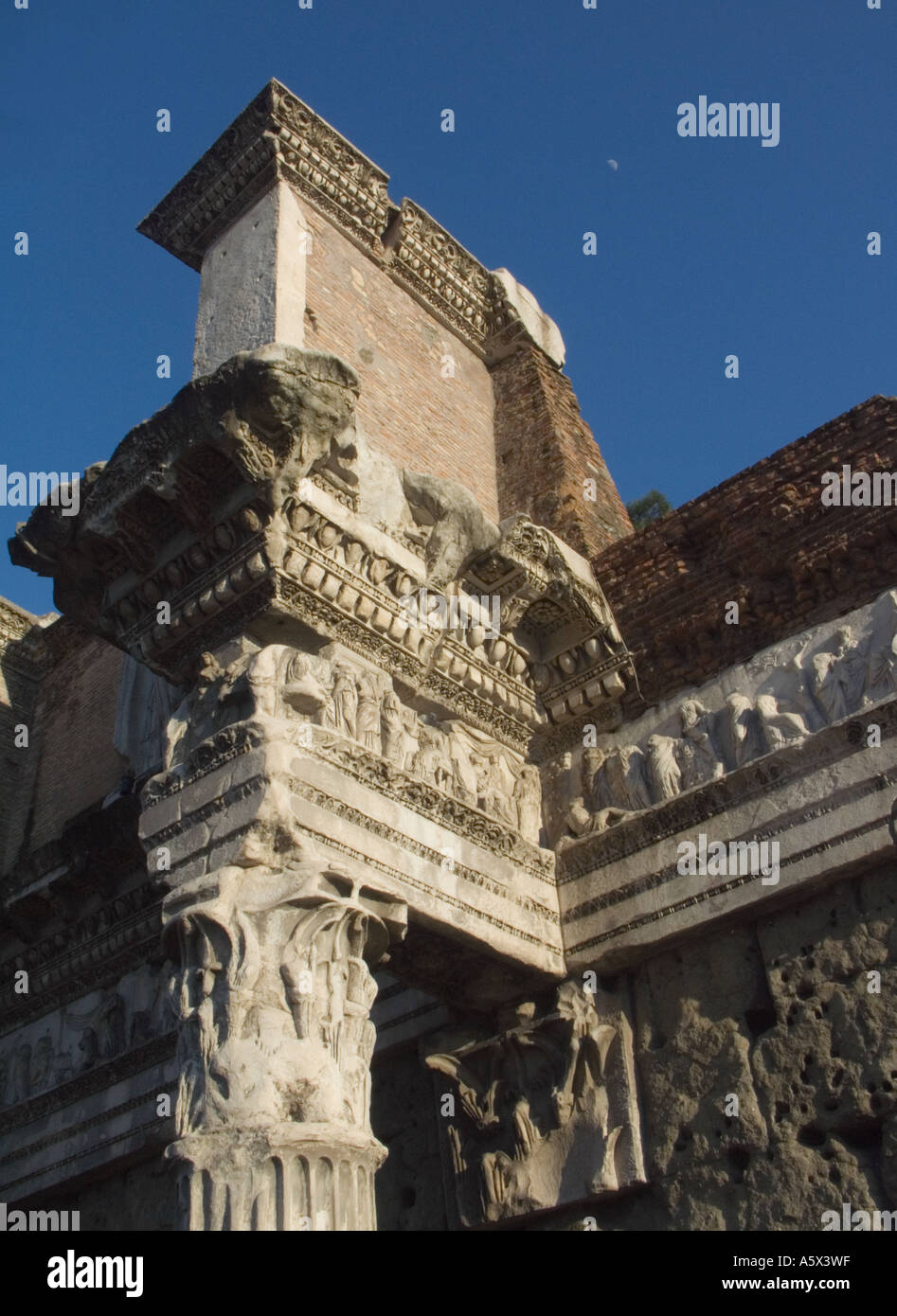 Korinthische Kapitell, Mars Templum, Detail vom Imperial Fori Romani, Rom Stockfoto