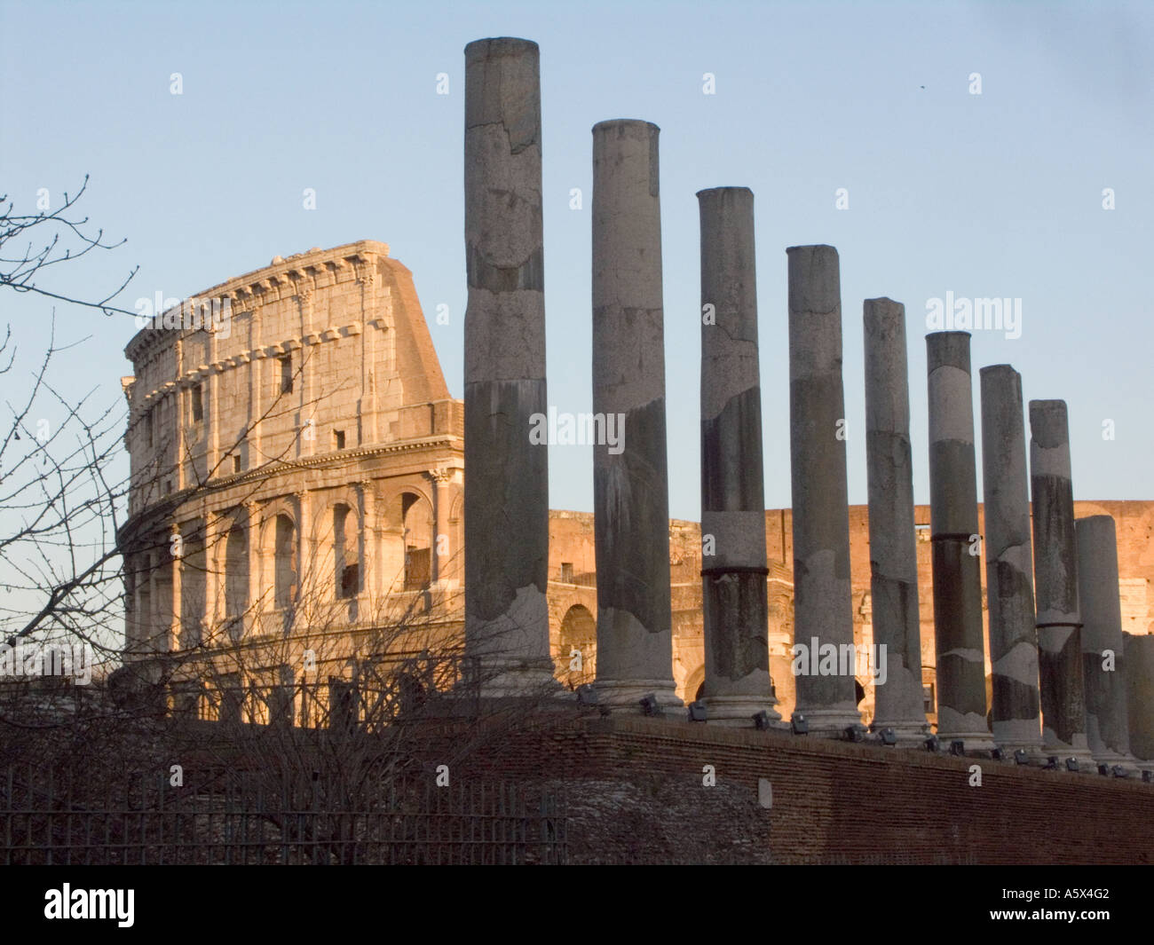 Kolosseum in Rom Blick aus den Fori Imperiali - Columnade der Tempel der venus Stockfoto