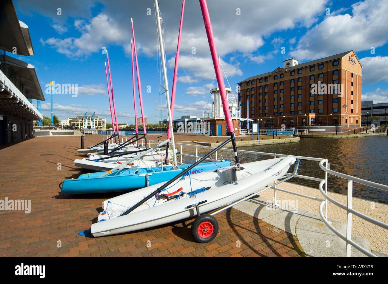 Salford-Wassersport-Zentrum und das Holiday Inn Hotel, Welland Lock, Salford Quays, Greater Manchester, England UK Stockfoto