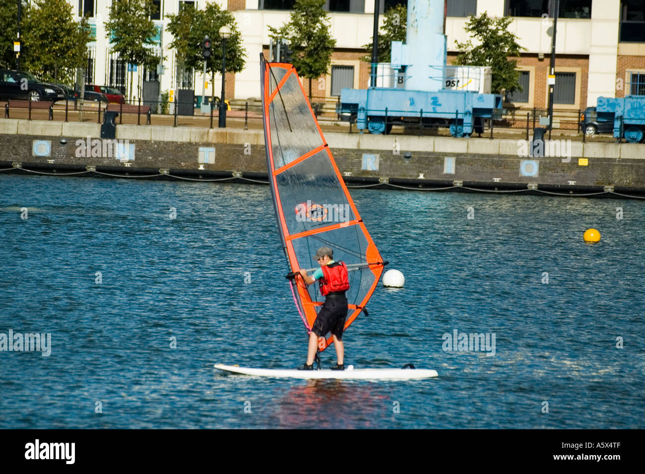 Schüler lernen Windsurfen am Wassersportzentrum Salford, Ontario-Becken, Salford Quays, größere Manchester, UK Stockfoto