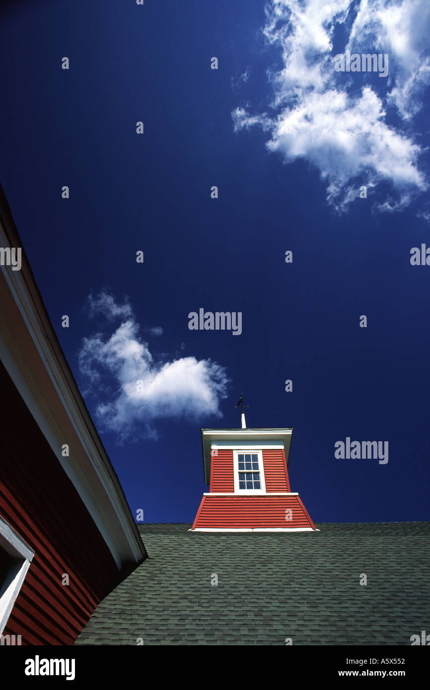 Blauer Himmel über einer alten Scheune in der Nähe von Boston in den USA Stockfoto
