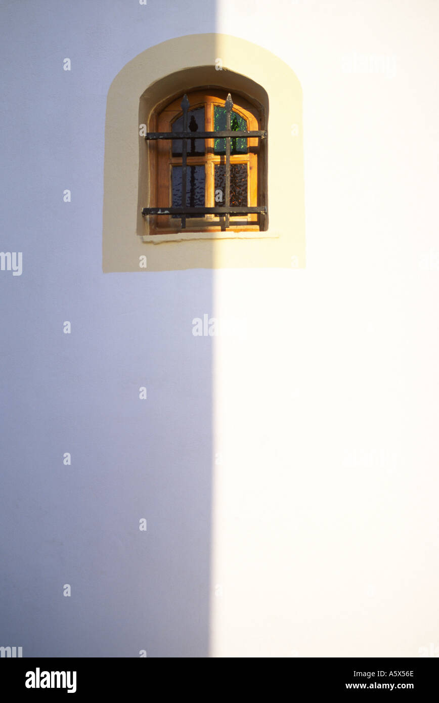 Mittag Schatten über das Zentrum von einer gewölbten Kirchenfenster auf Insel Korfu Griechenland Stockfoto