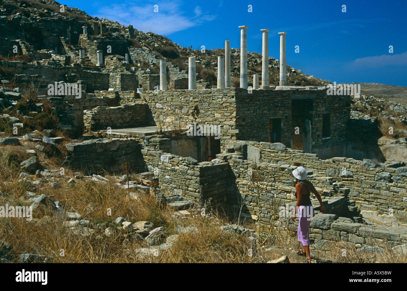 Tourist am Haus von Hermes, Archäologisches Museum, Delos, in der Nähe von  Mykonos, die Kykladen, griechische Inseln, Griechenland Stockfotografie -  Alamy