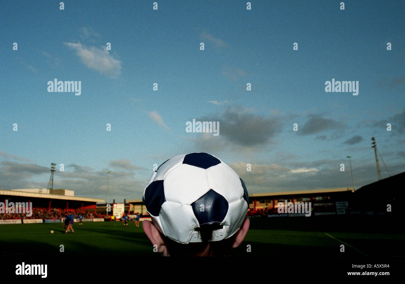 Fußball-Anhänger einen Fußball Hut, während ein FA-Cup binden an Crewe Alexandra Gresty Road Stadion. Stockfoto