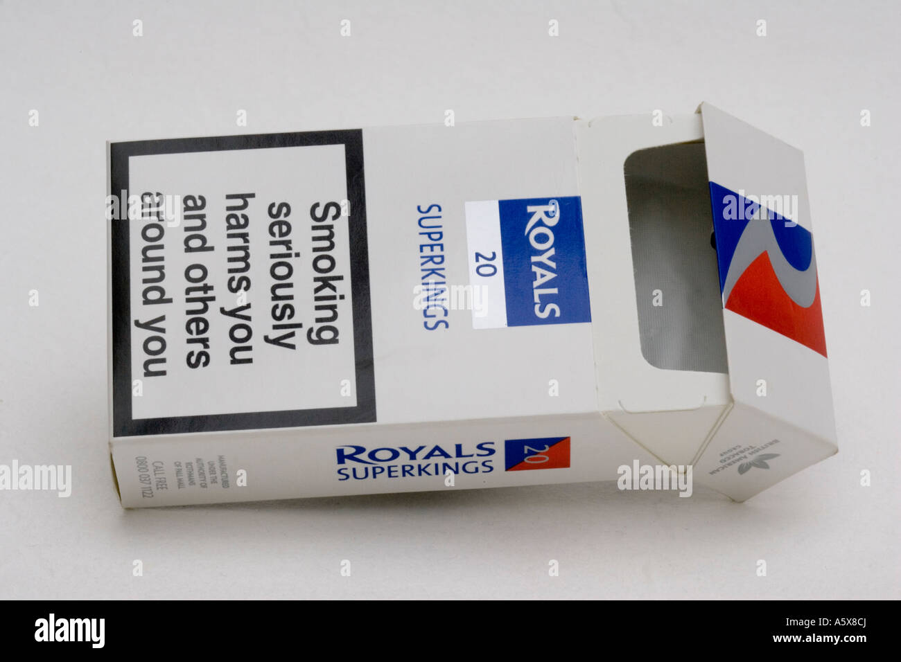 Rot weiß und blau Zigarettenpackung Royals Zuperkings mit dem Rauchen schädigt ernsthaft Gesundheit Warnung UK Stockfoto