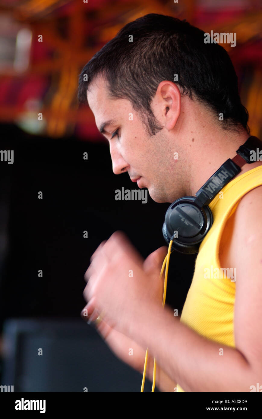 DJ spielt einen Open-Air-Gig während einer Sommer-Roadshow Stockfoto